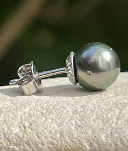 Un seul éclat. Une présence vraie. Épure est une boucle d’oreille vendue à l’unité, comme un clin d’œil au naturel et à l’imperfection assumée.