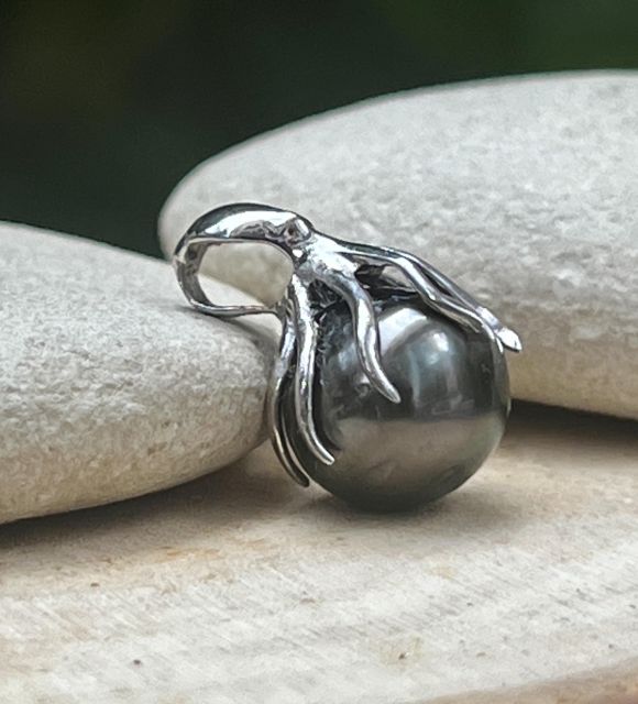 Bijou en perle de Tahiti aux reflets rares et lustre exceptionnel. Certificat d’authenticité et livraison sécurisée – Poemotu.