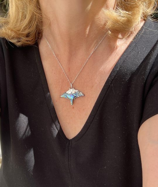 Entdecken Sie Fafapiti, das Anhänger mit tausend Strahlen, das an das kristallklare Wasser erinnert, in dem der Mantarochen schwimmt und uns begeistert - kostenloser Versand.