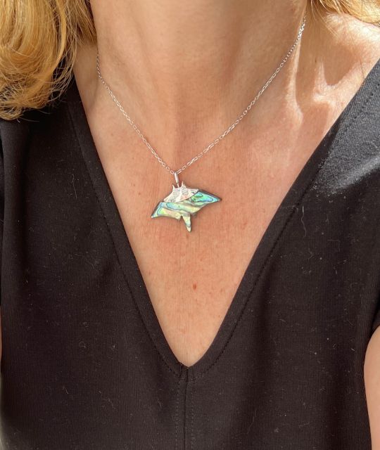 Geboren aus den polynesischen Tiefen verkörpert Fafapiti den freien und kraftvollen Schwung der Mantarochen, majestätische Botschafterin der Ozeane - kostenloser Versand