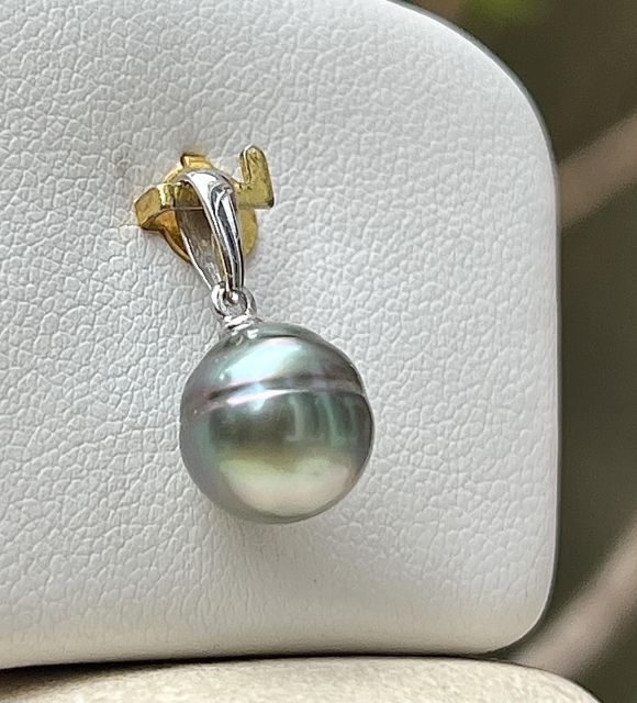 Gioiello in perla di Tahiti con riflessi rari e lucentezza eccezionale. Certificato di autenticità e consegna sicura - Poemotu.