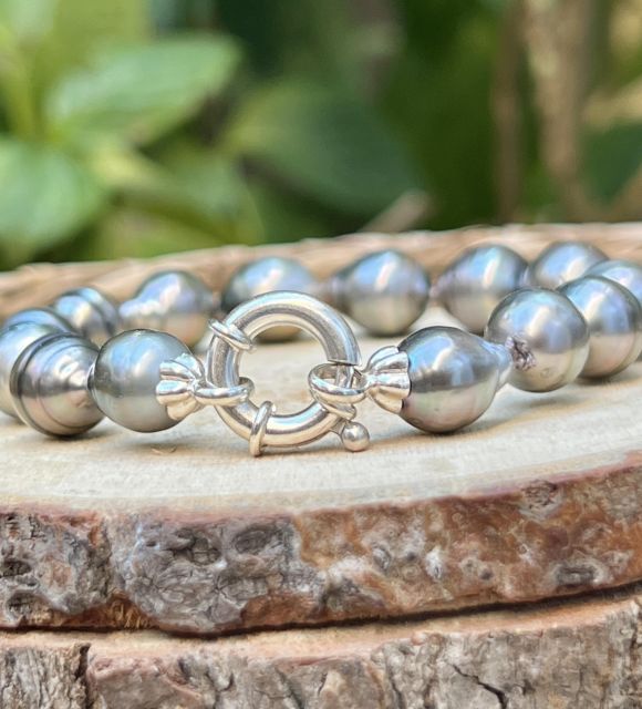 Perles de Tahiti intensément irisées, se succèdent en un éclat changeant. Reflets de rose, de vert ou de bleu selon la lumière, révélant une vibration unique