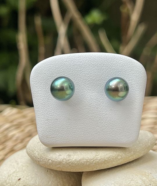 Obwohl ihre Basis Peacock ist, ist ihre Lagunen-Grün-Dominanz in Wirklichkeit noch strahlender - Poemotu-Wort! - sicherer Versand