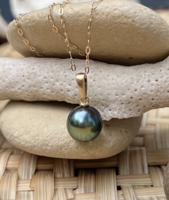 Découvrez notre collier mauruuru, une véritable perle de Tahiti au lustre éclatant de 9/10mm - Collier en or 18 carats - Perle des Gambier - livraison offerte