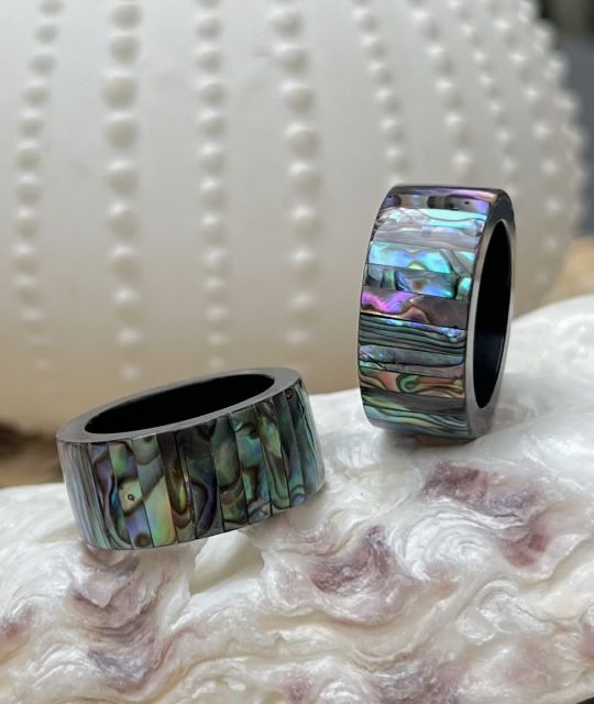 Découvrez l'iridescence de cette bague, à porter aussi comme bijou de foulard et de paréo - reflets irisés bleu - vert- rose - livraison gratuite