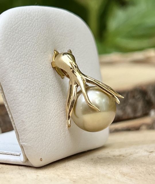 Dieser tahitianische Anhänger verkörpert die Verbindung zwischen polynesischem Handwerk und dem zeitlosen Luxus von 18-karätigem Gold.