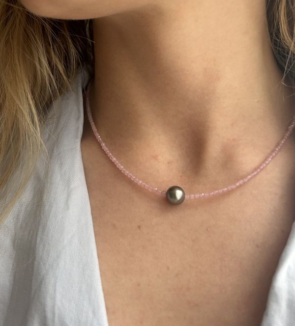 Collier en quartz roses et une véritable perle de Tahiti grise monté dans notre atelier de Nantes - livraison sécurisée gratuite