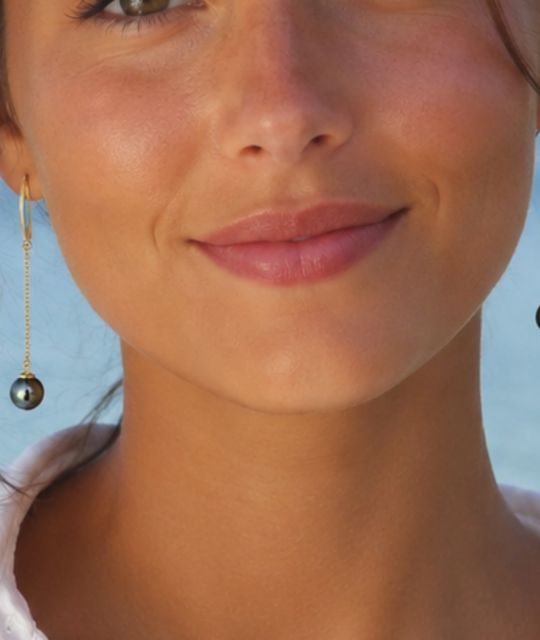 Meta description :
Découvrez Elara, des boucles d’oreilles en or 18 carats et véritables perles de Tahiti, une création élégante et lumineuse inspirée des lagons polynésiens