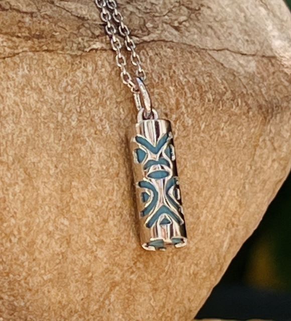 Le bleu du lagon associé au célèbre tiki, protecteur polynésien, symbole d'amour - livraison gratuite