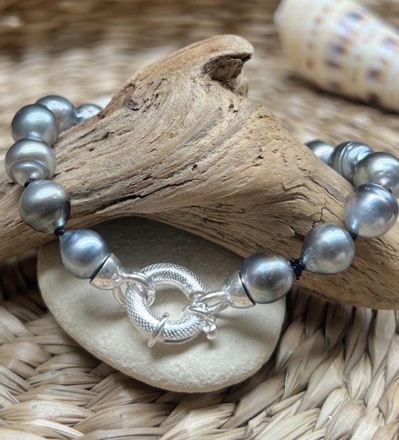 Découvrez vite ce bracelet aux reflets éclatants - une pièce unique réunissant de véritables perles de Tahiti aux formes et nuances rares