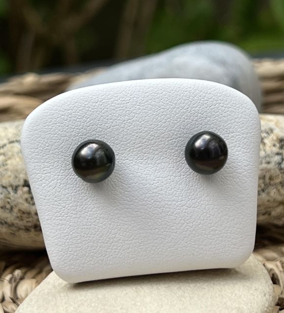Vous tomberez sous le charme de ces magnifiques perles noires de Tahiti montées en boucles d'oreilles au charme incomparable - perles de Tahiti