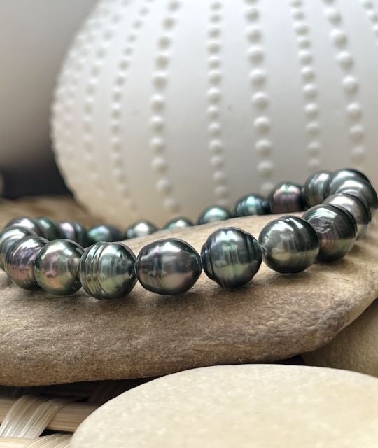 Bijou en perle de Tahiti aux reflets rares et lustre exceptionnel. Certificat d’authenticité et livraison sécurisée – Poemotu.