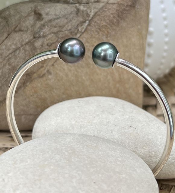 Découvrez Poekura, le bracelet toi et moi et ses deux vraies perles de Tahiti - création artisanale dans notre atelier de Nantes - livraison gratuite sécurisée