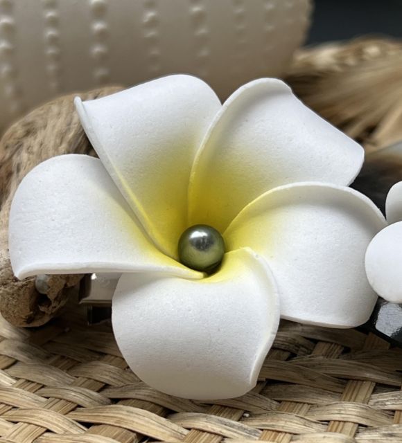 Embellissez votre chevelure et affichez un exotisme élégant avec notre barrette fleur frangipanier et véritable perle de Tahiti - livraison offerte