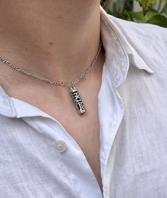 Pendentif en argent en forme de Tiki Tahitien : incarnation de la tendresse et de la tradition polynésienne
