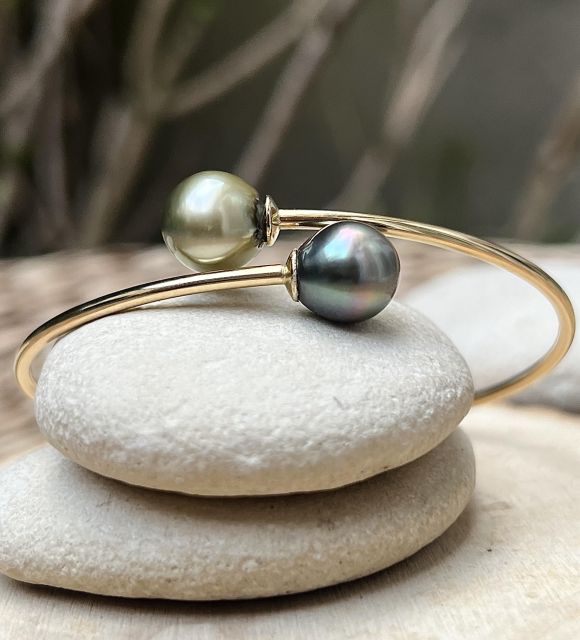 "Omahi" évoque le lien entre deux êtres, deux énergies. Il peut symboliser l’amour, l’amitié ou simplement deux perles uniques réunies sur un même souffle d’or.