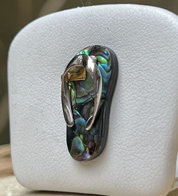 Mélange élégant de tradition et d'exotisme, capturant l'essence de la culture maritime, le pendentif savate affiche votre amour des îles - livraison gratuite