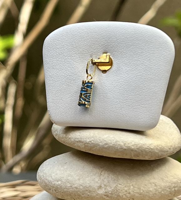 Symbole d’amour et de protection, 8,5 mm (1,5 cm avec bélière), or 0,20 g. Un bijou rare pour porter le mana discrètement.