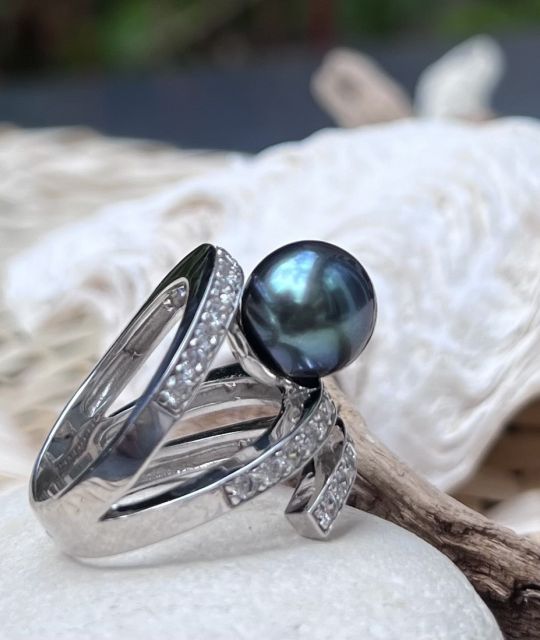 Bijou en perle de Tahiti aux reflets rares et lustre exceptionnel. Certificat d’authenticité et livraison sécurisée – Poemotu.