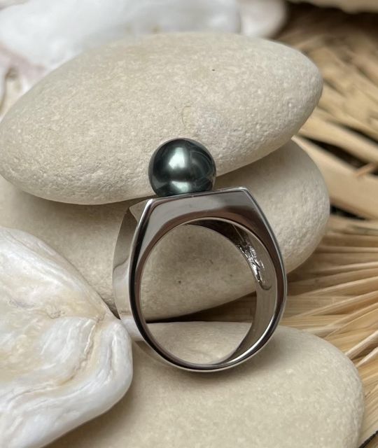 Bijou en perle de Tahiti aux reflets rares et lustre exceptionnel. Certificat d’authenticité et livraison sécurisée – Poemotu.