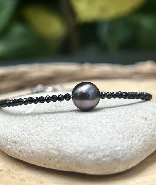 Association de la beauté et des vertus bienfaisantes de la véritable perle de Tahiti et des spinnelles - pièce artisanale - livraison gratuite - certificat GIA