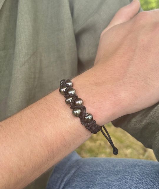 Entdecken Sie Maohiiri, ein einzigartiges handgefertigtes Schmuckstück, veredelt mit einer strahlenden Tahiti-Perle aus Rikitea - echtes Leder und Edelstahl - kostenloser Versand