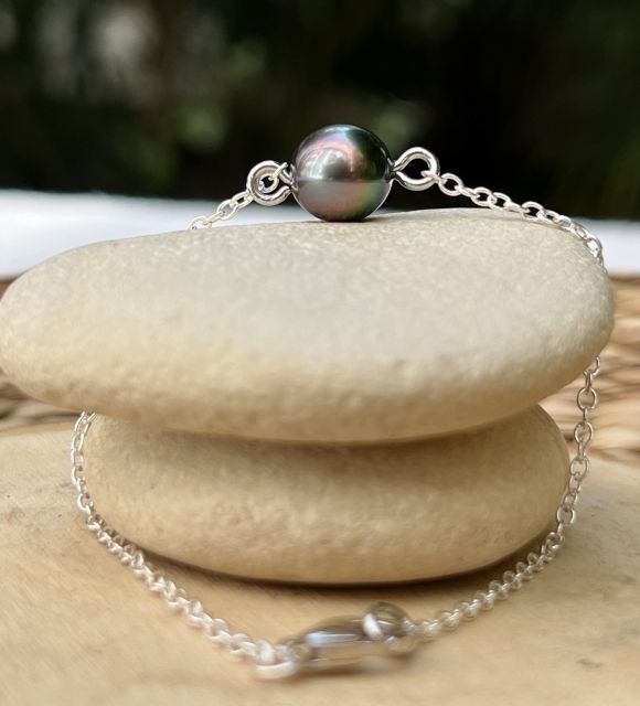 Découvrez le bracelet Vaiora en argent 925 orné d'une véritable perle de Tahiti ovale de 9,11 mm. Une somptueuse couleur Paon Bleu, un lustre exceptionnel et une qualité AAAA (Top Gem) pour un bijou d'exception.