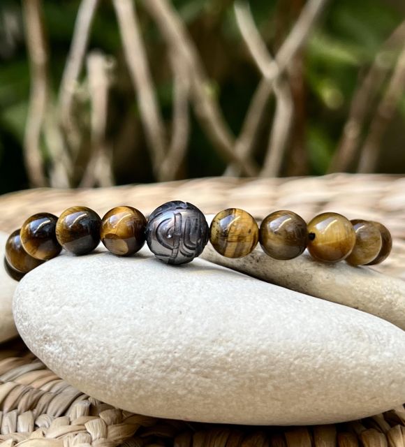 découvrez ce bijou unique en véritable perle de culture de Tahiti accompagné d'oeil de tigre - une perle de culture de couleur violine issue de Polynésie française