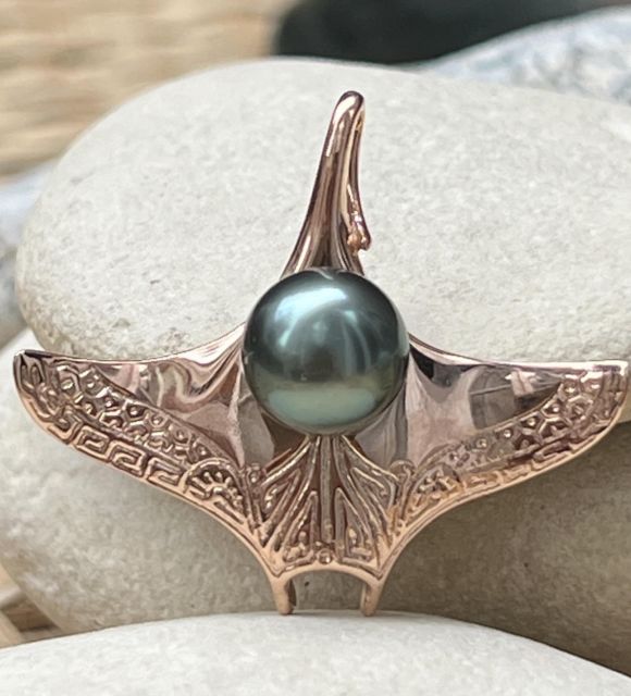 Coup de coeur garanti pour la raie manta exclusive Poemotu - Vraie perle de Tahiti - Or 18 carats poinçon d'état - livraison la plus sécurisée garantie gratuite