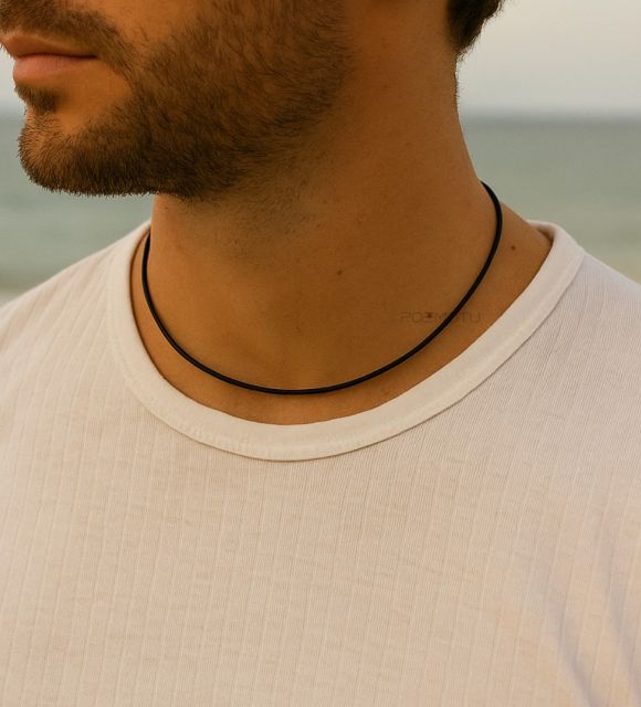 Ras de cou en caoutchouc noir (2,00 mm), avec fermoir baïonnette en argent 925 rhodié. Disponible en 40, 42, 45 ou 50 cm. Un collier discret et moderne.