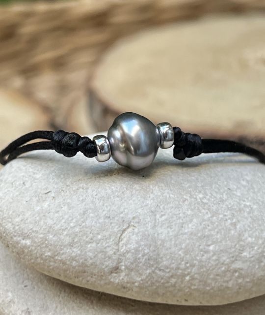 Unique et authentique perle de Tahiti montée en bracelet satin réglable - Associez cette perle de Tahiti à vos bijoux et donnez une touche luxueuse à votre style