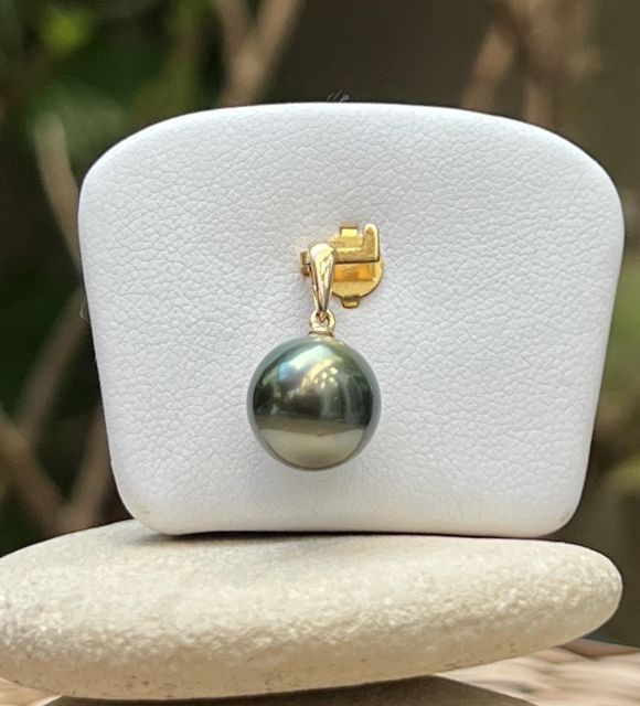 18克拉黄金吊坠，饰有一颗滴形的大溪地珍珠（10.63毫米），孔雀色，独特的绿色和玫瑰色光泽。