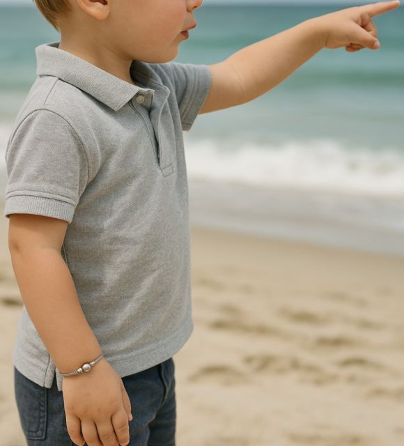 سحابة القمر نفحة خفيفة على المعصم، مثل وعد يُهمَس به...