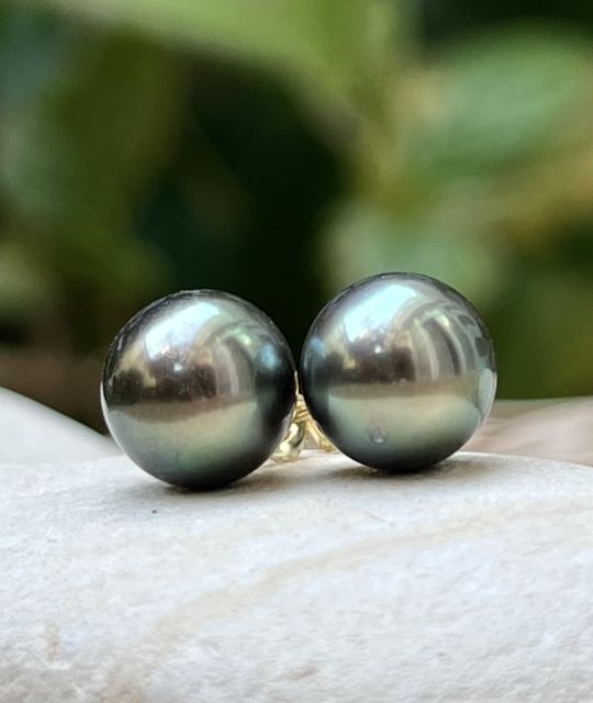 Mit Poemotu garantieren die vertraglichen Fotos, dass Sie genau diese Ohrstecker aus 750er Gelbgold und echten Tahiti-Perlen erhalten.