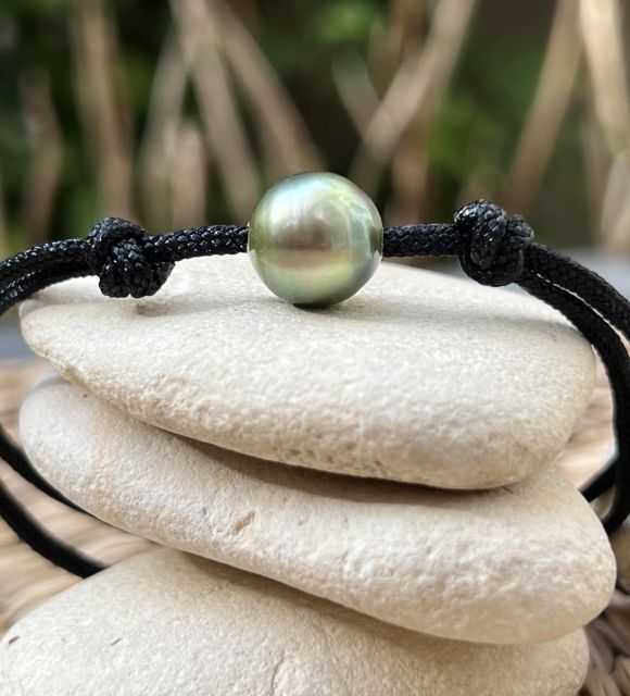 Seine lagunenartige grüne Farbe, durchzogen von gelben Reflexen, erinnert an das Licht der Lagune von Bora Bora unter der Sonne, veredelt durch einen hervorragenden Glanz.