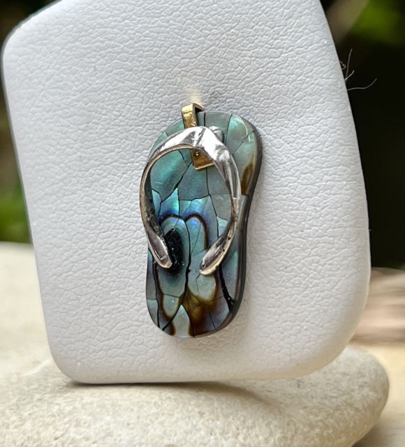 Mélange élégant de tradition et d'exotisme, capturant l'essence de la culture maritime, le pendentif savate affiche votre amour des îles - livraison gratuite