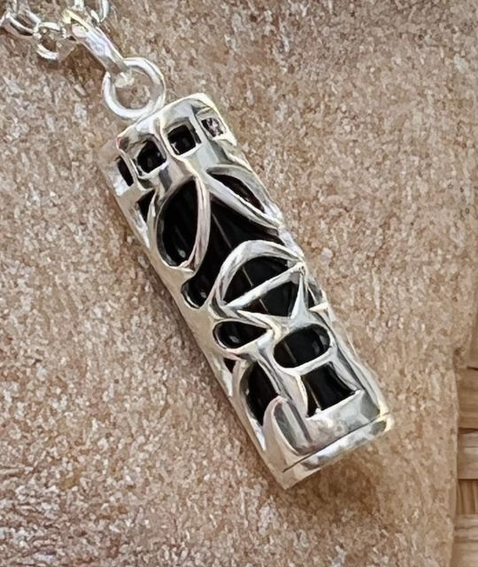 Ein Tiki durchzogen von schwarzem Onyx wie eine Anker-Tinte. Ein Hauch innerer Stabilität, den man nahe bei sich tragen sollte, um im Einklang zu bleiben, zwischen der Welt und sich selbst.