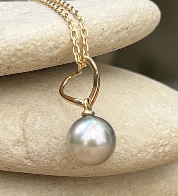 Entdecken Sie die erstaunliche Tahiti-Perle dieses Anhängers aus 750er Gold - Seltene und intensive Farbe - hergestellt in unserem Atelier in Nantes - GIA-Zertifikat - kostenloser Versand