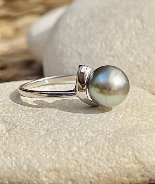 Entdecken Sie die Weiblichkeit und Zartheit des Ella-Rings aus rhodiniertem Silber mit seiner authentischen Tahiti-Zuchtperle – zertifiziert und garantiert.