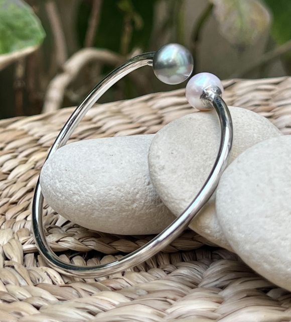 Une perle d’eau douce blanche et une perle de Tahiti. Ensemble, elles incarnent l’équilibre subtil de deux univers — la profondeur mystérieuse du lagon.