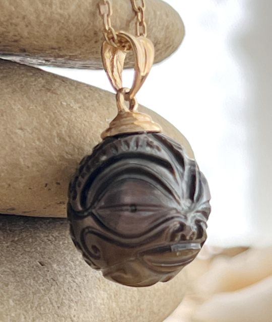 Bijou en perle de Tahiti aux reflets rares et lustre exceptionnel. Certificat d’authenticité et livraison sécurisée – Poemotu.
