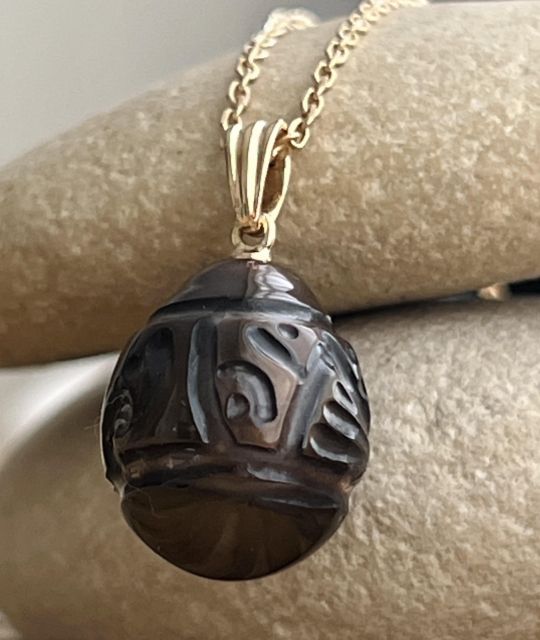 Bijou en perle de Tahiti aux reflets rares et lustre exceptionnel. Certificat d’authenticité et livraison sécurisée – Poemotu.