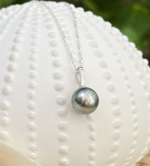 Bijou en perle de Tahiti aux reflets rares et lustre exceptionnel. Certificat d’authenticité et livraison sécurisée – Poemotu.