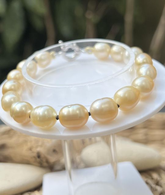 Entdecken Sie Hiriata, das Juwel auf Tahitianisch, das die Südseeperlen ehrt - ein seltenes und intensiv glanzvolles Stück - zertifiziert und garantiert