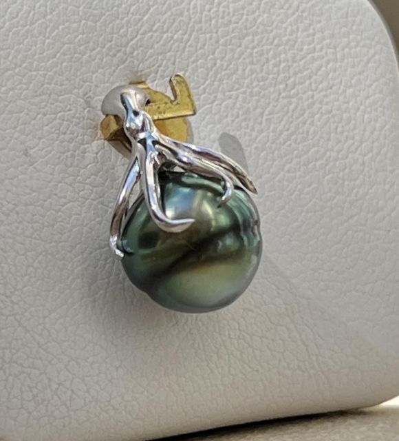 Tahitian pearl jewellery with rare highlights and exceptional lustre. Certificate of authenticity and secure delivery – Poemotu.
