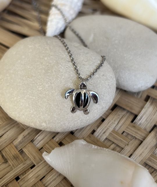Subtil pendentif tortue de mer, alliage d'argent et d'émail noir
