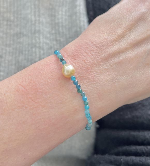 Adoptez la bienfaisance de la perle gold et des apatites réunies dans un bracelet unique réalisé dans notre atelier de Nantes - livraison gratuite