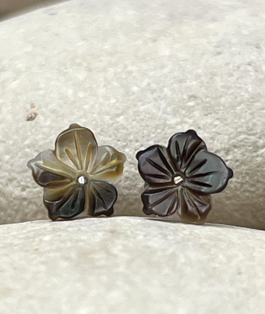 Adorables fleurs en boucles d'oreilles - nacre grise de Tahiti