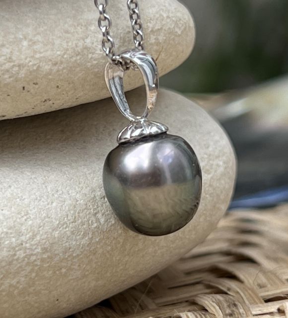 Découvrez Maeva, un pendentif en perle de Tahiti authentique - perle recherchée - pièce unique - certificat authenticité  - garantie - livraison sécure gratuite