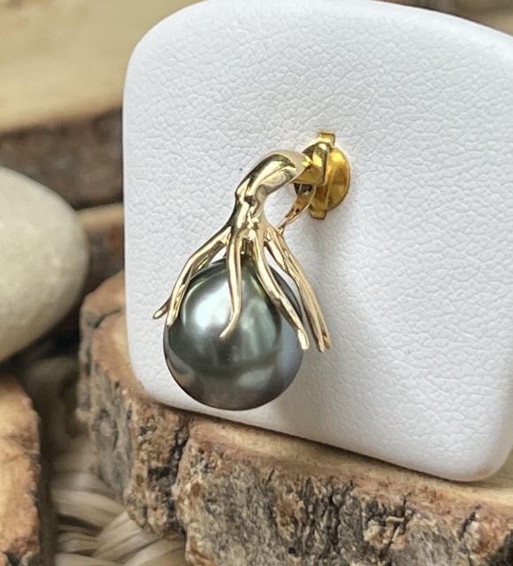 Une couleur de perle de Tahiti rare vous est présentée ici sur ce pendentif pieuvre en or 750 et véritable perle de Tahiti bleu paon